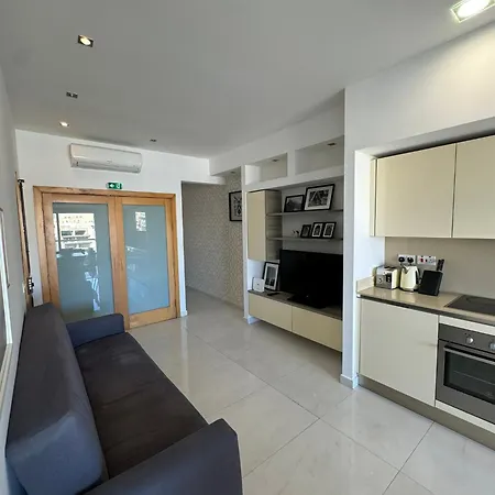 Daire Giuliani Seafront 13 *